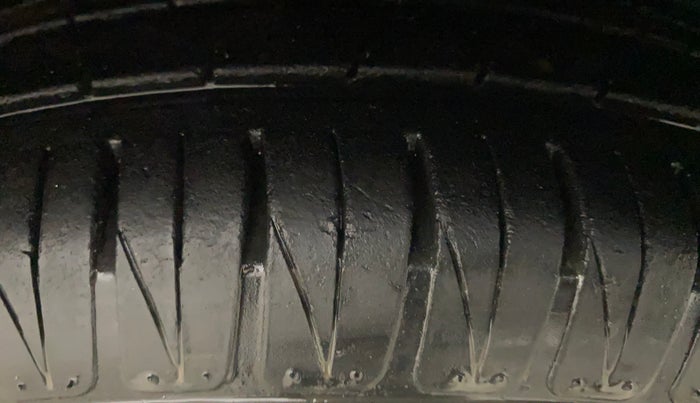 2014 Hyundai Xcent SX AT 1.2 (O), Petrol, Automatic, 1,07,526 km, Right Front Tyre Tread