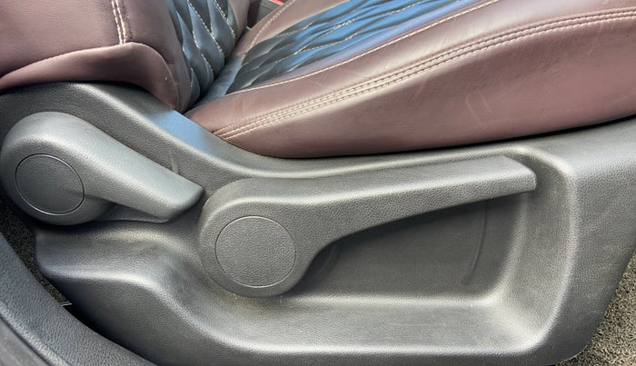 2018 Nissan Kicks XV PREMIUM O DUAL TONE DIESEL, Diesel, Manual, 38,793 km, Driver Side Adjustment Panel