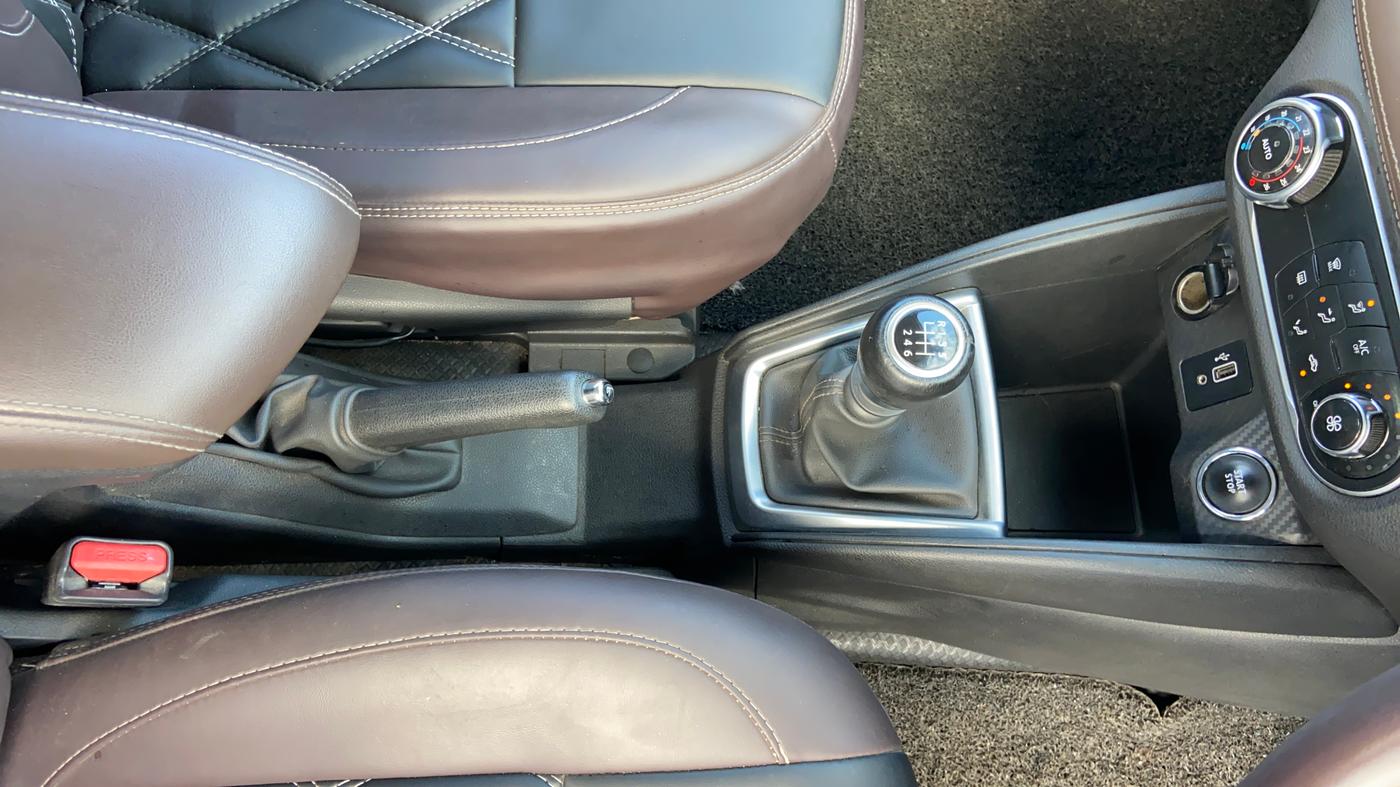 2018 Nissan Kicks XV PREMIUM O DUAL TONE DIESEL, Diesel, Manual, 38,784 km, Gear Lever
