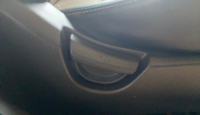 2018 Hyundai Grand i10 MAGNA 1.2 KAPPA VTVT, Petrol, Manual, 21,956 km, Driver Side Adjustment Panel