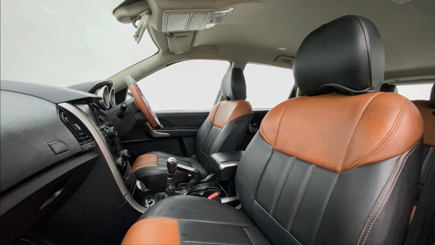 2018 Mahindra XUV500 W7, Diesel, Manual, 90,493 km, Right Side Front Door Cabin
