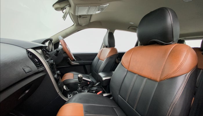2018 Mahindra XUV500 W7, Diesel, Manual, 90,493 km, Right Side Front Door Cabin