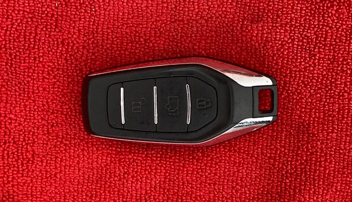 2018 Mahindra XUV500 W7, Diesel, Manual, 90,493 km, Lock system - Remote key minor damage