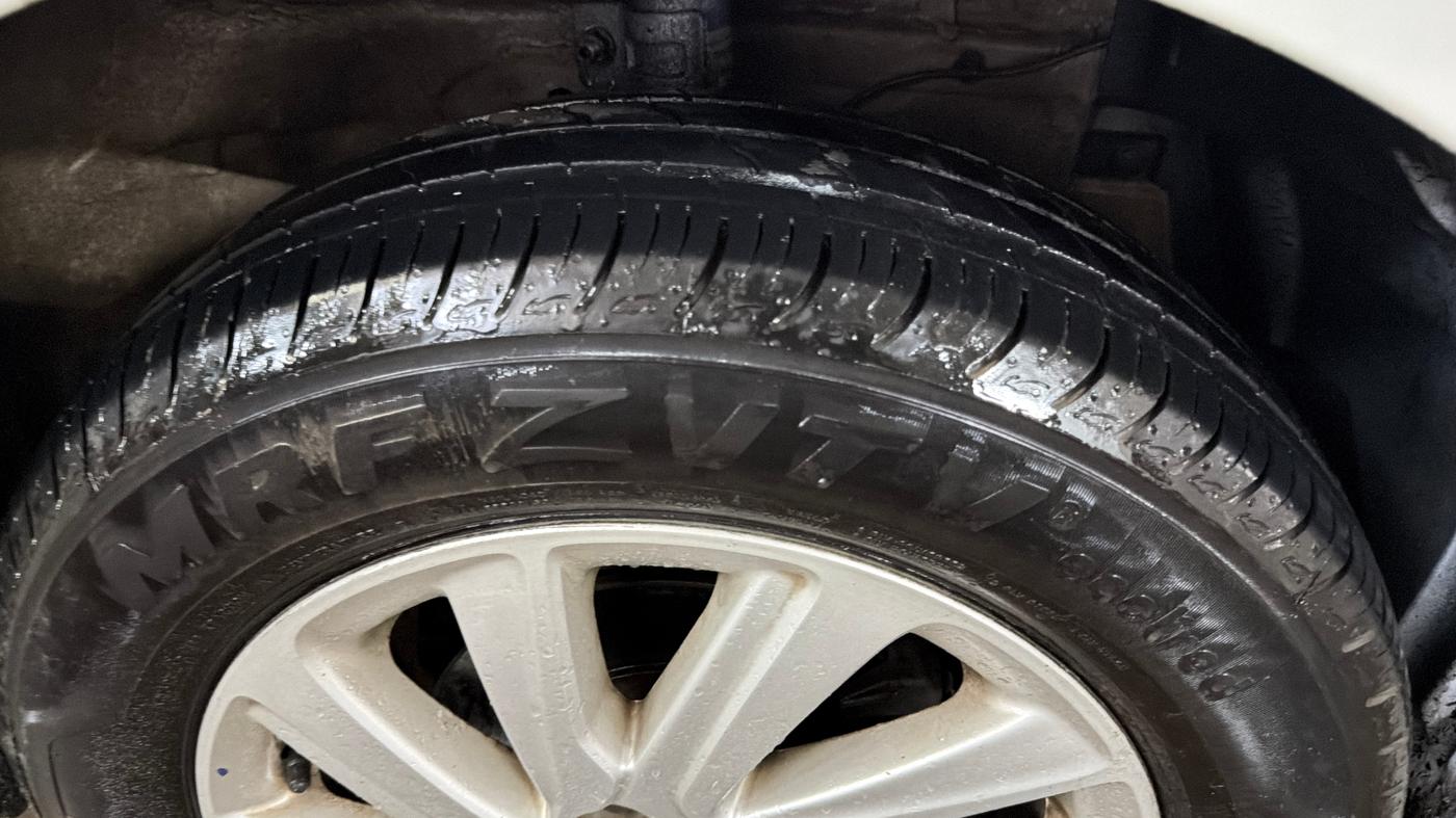 2015 Maruti Swift Dzire ZXI, Petrol, Manual, 55,662 km, Right Front Tyre Tread
