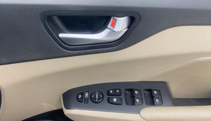 2017 Hyundai Verna 1.6 VTVT SX (O) AT, Petrol, Automatic, 34,773 km, Driver Side Door Panels Control