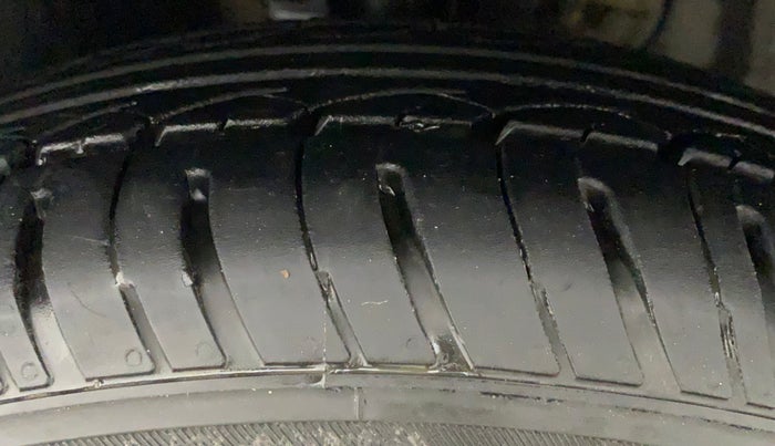 2011 Volkswagen Vento TRENDLINE 1.6, Petrol, Manual, 37,237 km, Left Front Tyre Tread