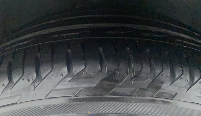 2017 Toyota Corolla Altis 1.8 G, Petrol, Manual, 21,248 km, Right Front Tyre Tread