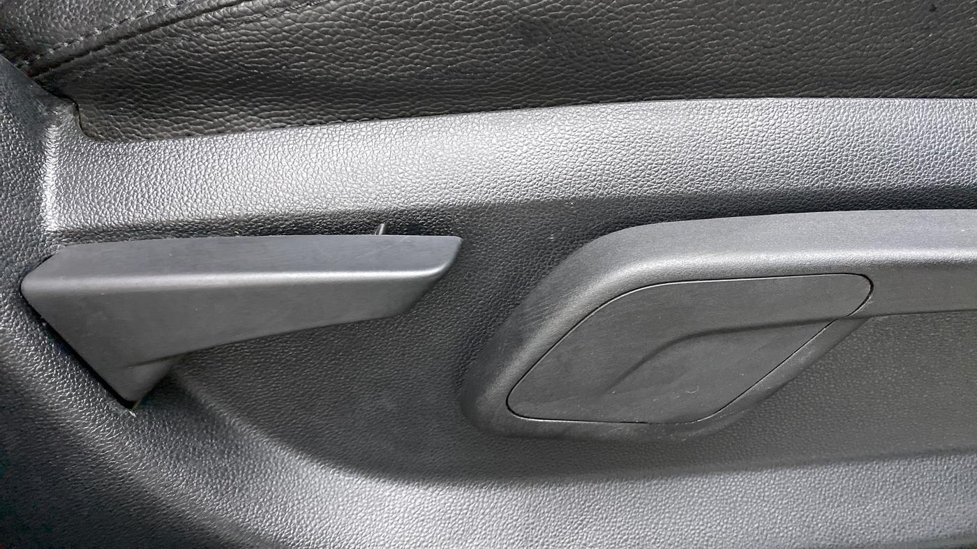 2018 Mahindra KUV 100 NXT K8 P 6 STR, Petrol, Manual, 9,303 km, Driver Side Adjustment Panel