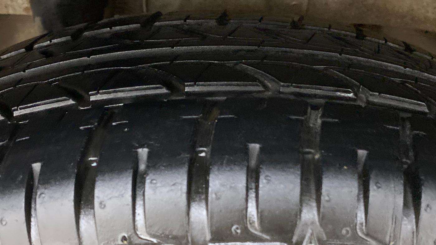 2018 Mahindra KUV 100 NXT K8 P 6 STR, Petrol, Manual, 9,303 km, Right Rear Tyre Tread