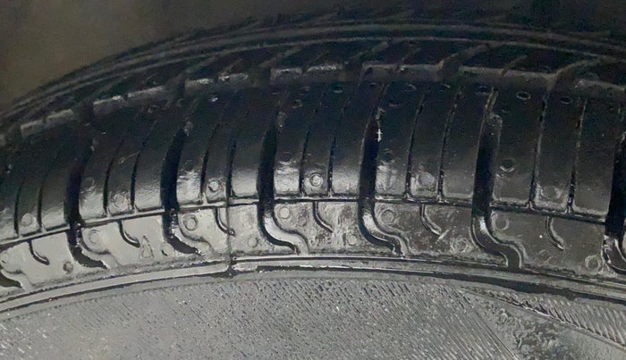 2012 Hyundai i10 MAGNA 1.2, Petrol, Manual, 62,678 km, Right Front Tyre Tread