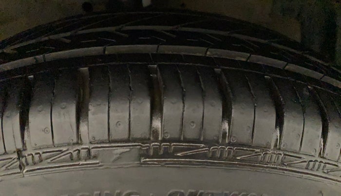 2012 Maruti Swift VXI, Petrol, Manual, 54,800 km, Right Front Tyre Tread