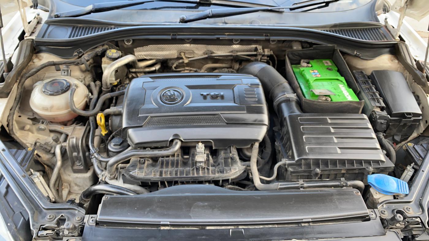 2018 Skoda Superb L&K 1.8 TSI AT, Petrol, Automatic, 82,371 km, Engine View