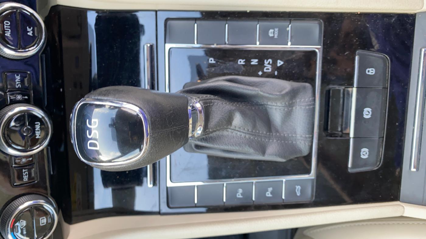 2018 Skoda Superb L&K 1.8 TSI AT, Petrol, Automatic, 82,371 km, Gear Lever
