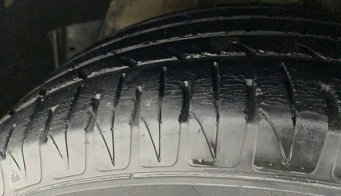 2011 Honda Accord 2.4L I-VTEC MT, Petrol, Manual, 1,03,505 km, Left Front Tyre Tread