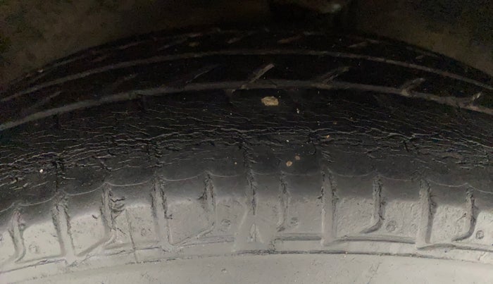 2010 Hyundai i10 MAGNA 1.2, Petrol, Manual, 60,324 km, Right Front Tyre Tread