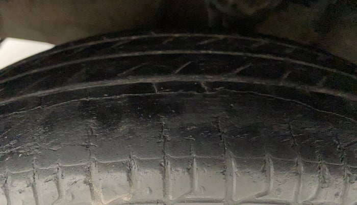 2010 Hyundai i10 MAGNA 1.2, Petrol, Manual, 60,324 km, Left Front Tyre Tread