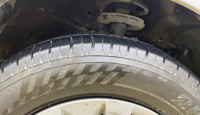 2015 Maruti Ertiga VXI CNG, CNG, Manual, 72,278 km, Right Front Tyre Tread
