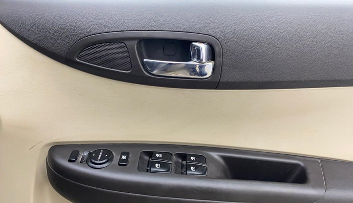 2013 Hyundai i20 SPORTZ 1.2, Petrol, Manual, 49,179 km, Driver Side Door Panels Control