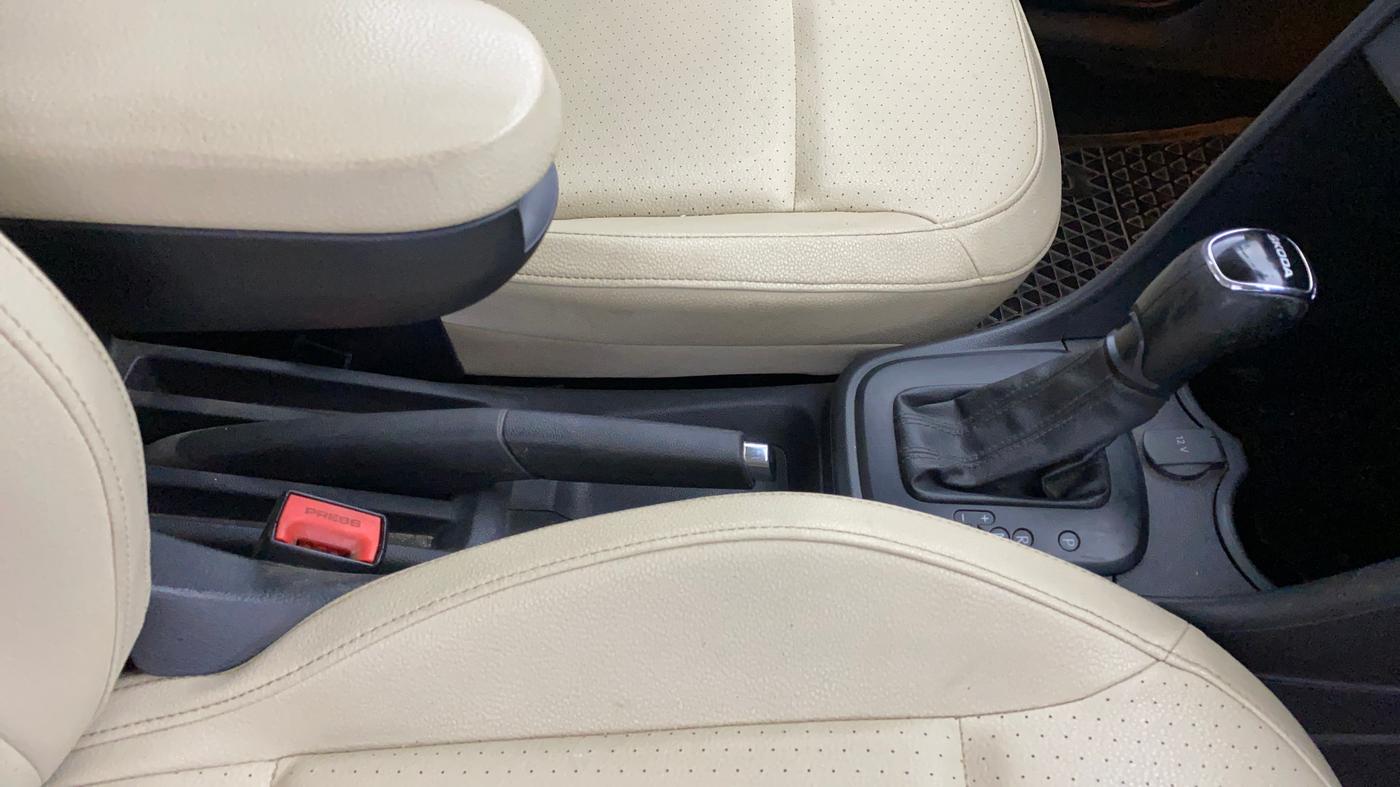 2019 Skoda Rapid STYLE 1.6 MPI AT, Petrol, Automatic, 67,852 km, Gear Lever