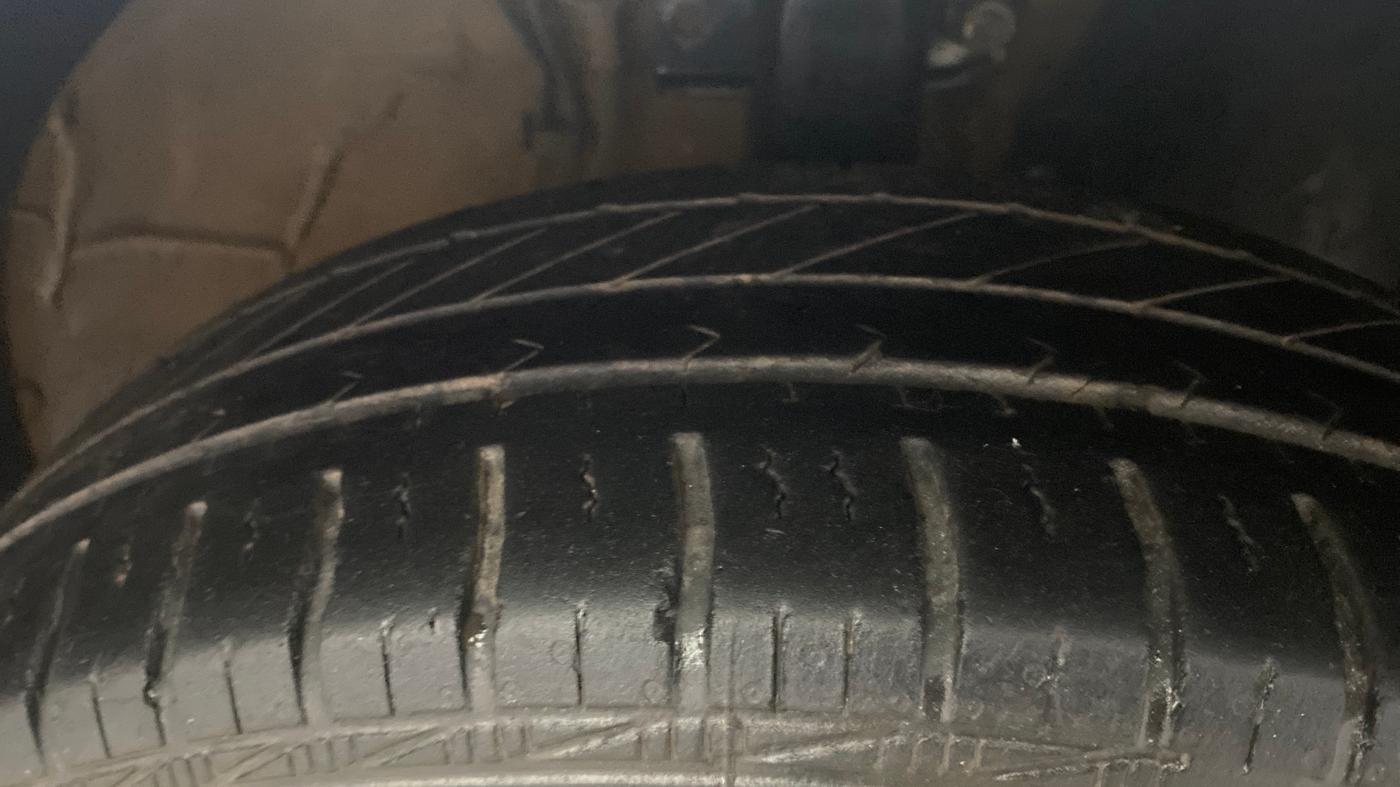 2021 Volkswagen Polo TRENDLINE 1.0L, Petrol, Manual, 1,22,676 km, Right Front Tyre Tread