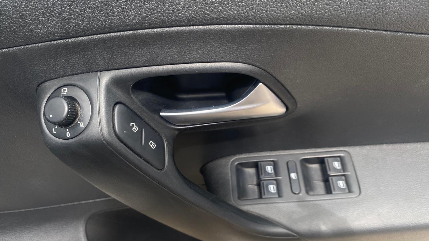 2019 Volkswagen Ameo HIGHLINE PLUS 1.5L AT 16 ALLOY, Diesel, Automatic, 57,955 km, Driver Side Door Panels Control