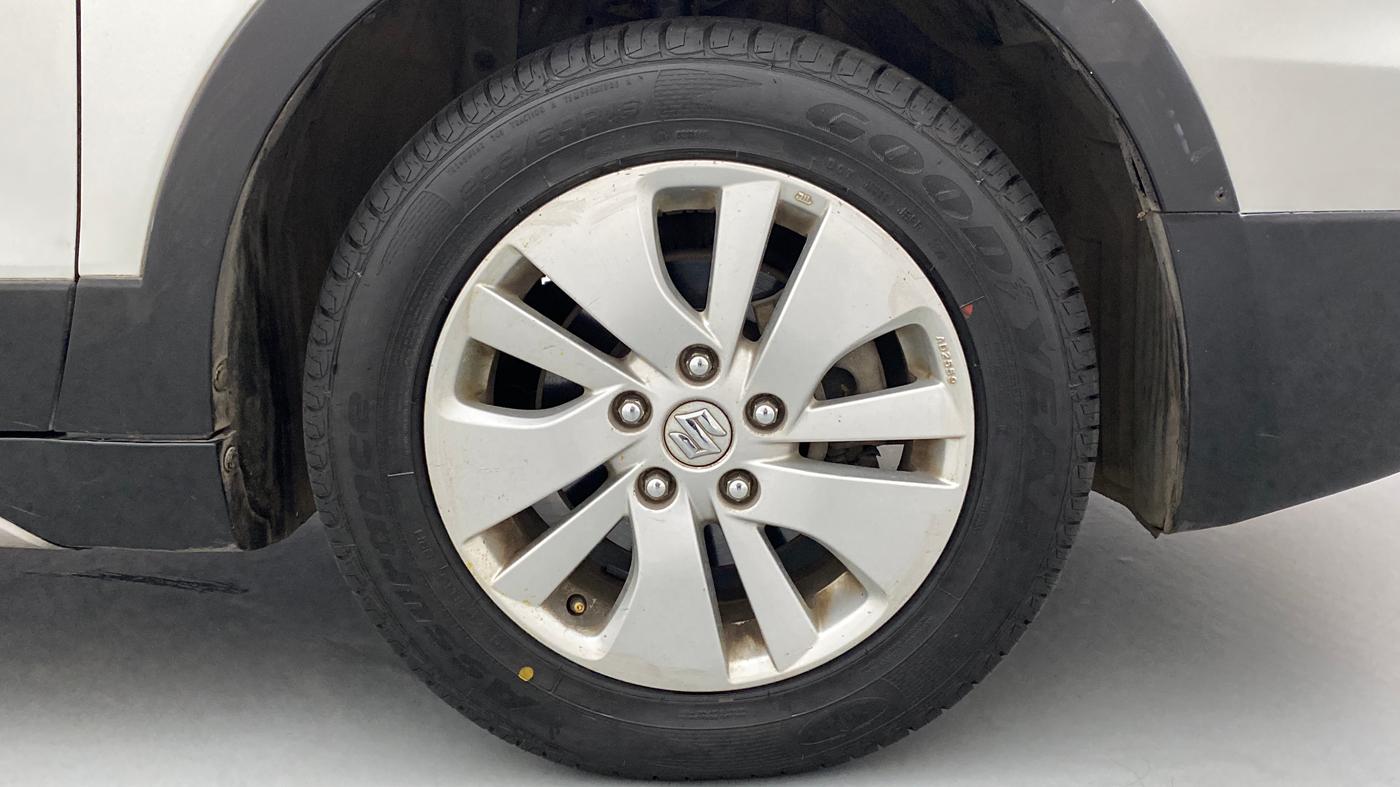 2015 Maruti S Cross ZETA 1.3, Diesel, Manual, 35,855 km, Right Front Wheel
