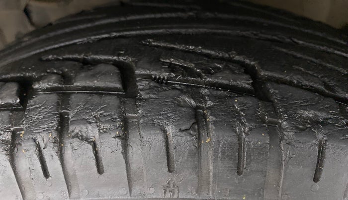 2015 Maruti S Cross ZETA 1.3, Diesel, Manual, 35,855 km, Left Front Tyre Tread