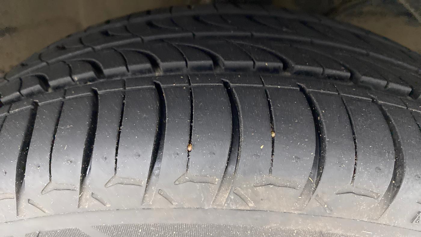 2016 Maruti Baleno ZETA DIESEL 1.3, Diesel, Manual, 60,644 km, Right Front Tyre Tread