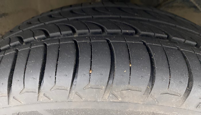 2016 Maruti Baleno ZETA DIESEL 1.3, Diesel, Manual, 60,644 km, Right Front Tyre Tread