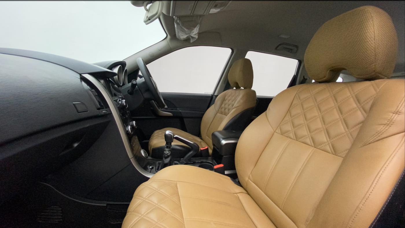 2020 Mahindra XUV500 W7, Diesel, Manual, 66,840 km, Right Side Front Door Cabin