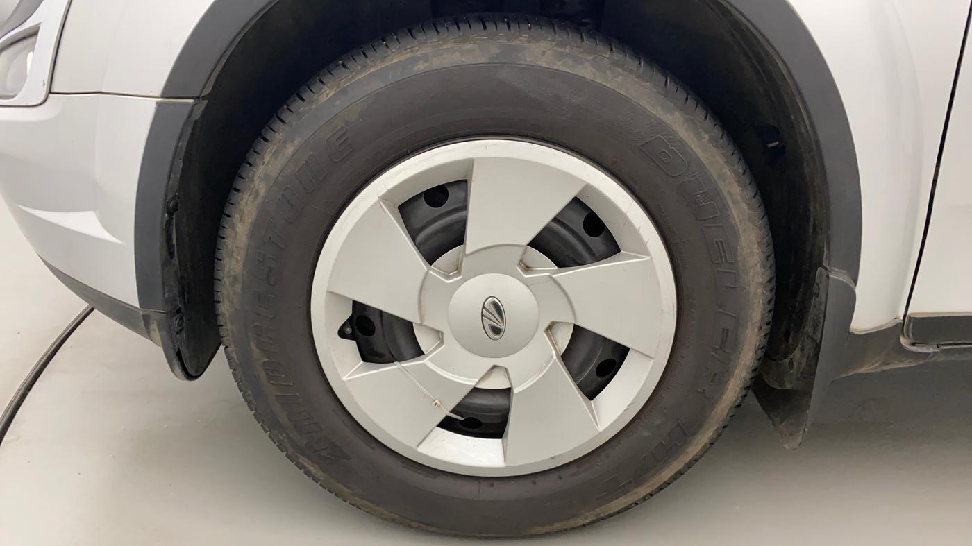 2020 Mahindra XUV500 W7, Diesel, Manual, 66,840 km, Left Front Wheel