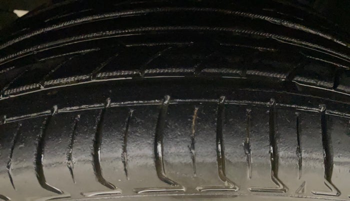 2017 Maruti Baleno ALPHA DIESEL 1.3, Diesel, Manual, 88,391 km, Left Front Tyre Tread