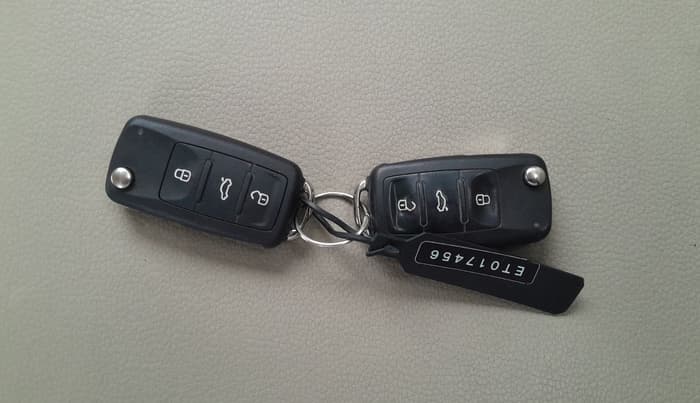 2013 Volkswagen Vento HIGHLINE DIESEL 1.6, Diesel, Manual, 1,19,233 km, Key Close Up