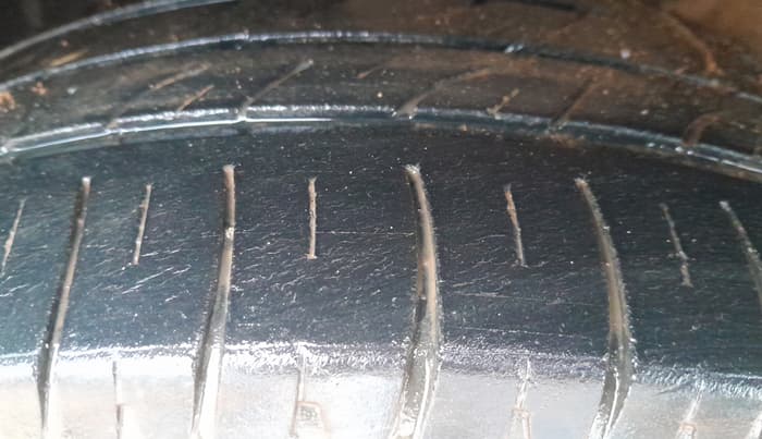2013 Volkswagen Vento HIGHLINE DIESEL 1.6, Diesel, Manual, 1,19,233 km, Left Front Tyre Tread
