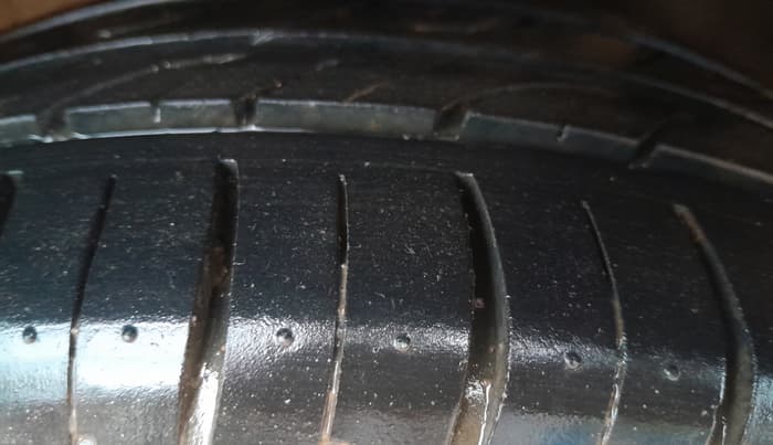 2013 Volkswagen Vento HIGHLINE DIESEL 1.6, Diesel, Manual, 1,19,233 km, Right Front Tyre Tread