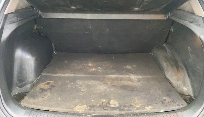 2017 Hyundai Creta SX PLUS 1.6 PETROL, Petrol, Manual, 71,305 km, Boot Inside