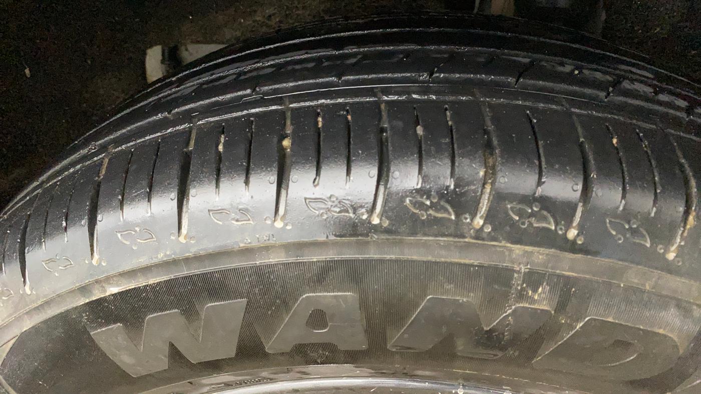2023 Mahindra XUV700 AX 5 P MT 5 STR, Petrol, Manual, 26,910 km, Left Rear Tyre Tread