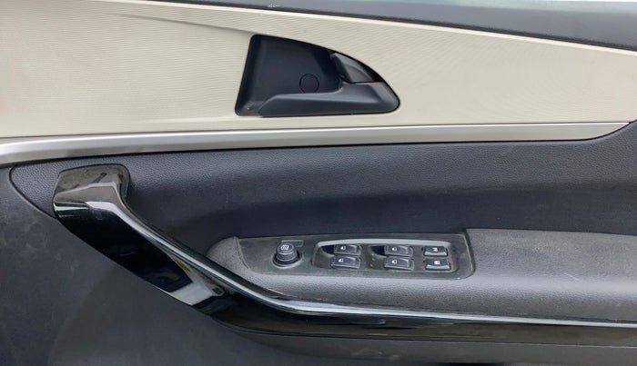 2023 Mahindra XUV700 AX 5 P MT 5 STR, Petrol, Manual, 26,910 km, Driver Side Door Panels Control