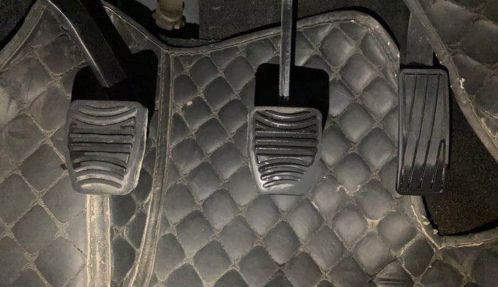 2023 Mahindra XUV700 AX 5 P MT 5 STR, Petrol, Manual, 26,910 km, Pedals