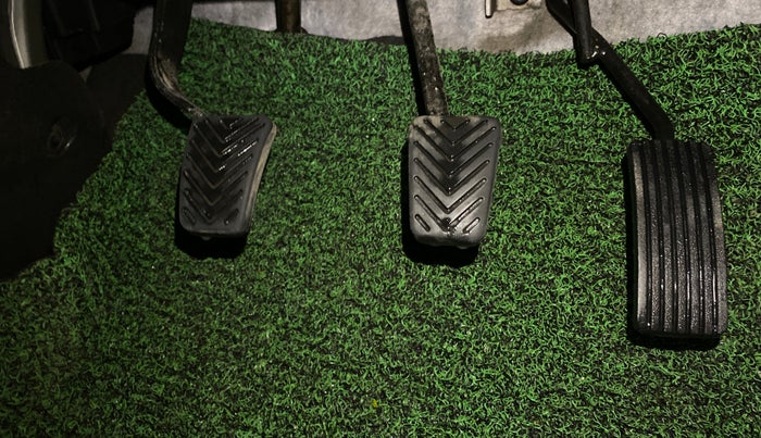 2017 Hyundai Eon ERA +, Petrol, Manual, 27,194 km, Pedals