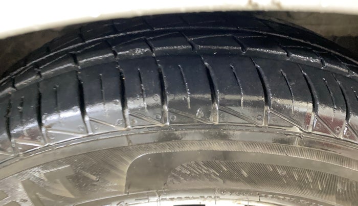 2017 Hyundai Eon ERA +, Petrol, Manual, 27,194 km, Right Front Tyre Tread