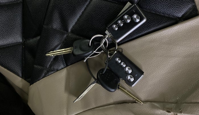 2017 Hyundai Eon ERA +, Petrol, Manual, 27,194 km, Key Close Up