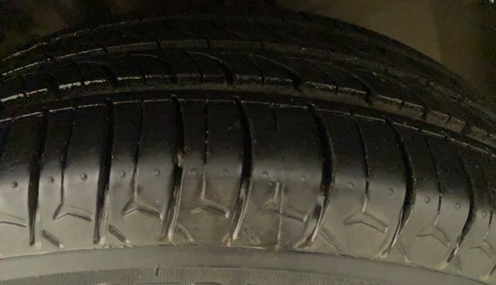 2013 Toyota Etios Liva G, Petrol, Manual, 30,154 km, Left Front Tyre Tread