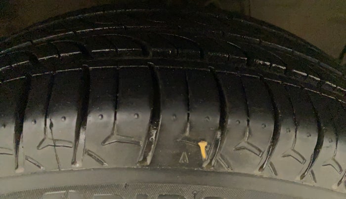 2013 Toyota Etios Liva G, Petrol, Manual, 30,154 km, Right Front Tyre Tread