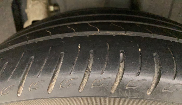 2021 Mahindra XUV300 W8 (O) 1.2 PETROL AMT, Petrol, Automatic, 39,139 km, Left Rear Tyre Tread