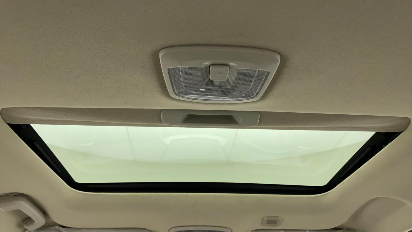 2021 Mahindra XUV300 W8 (O) 1.2 PETROL AMT, Petrol, Automatic, 39,139 km, Moonroof/ Sunroof