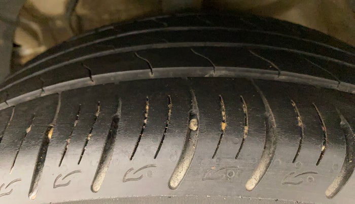 2021 Mahindra XUV300 W8 (O) 1.2 PETROL AMT, Petrol, Automatic, 39,139 km, Left Front Tyre Tread