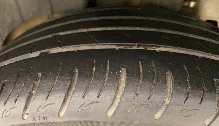 2021 Mahindra XUV300 W8 (O) 1.2 PETROL AMT, Petrol, Automatic, 39,139 km, Right Rear Tyre Tread