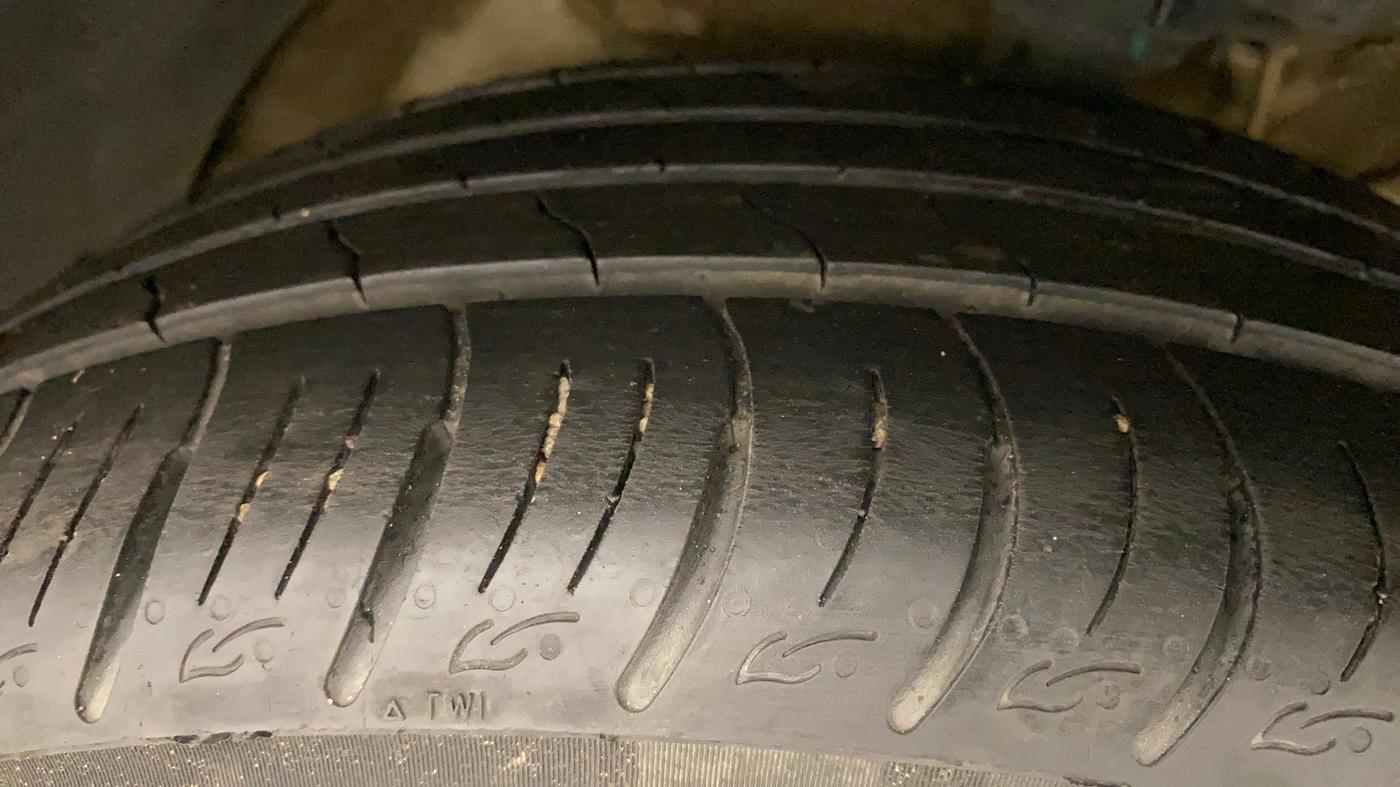 2021 Mahindra XUV300 W8 (O) 1.2 PETROL AMT, Petrol, Automatic, 39,139 km, Right Front Tyre Tread