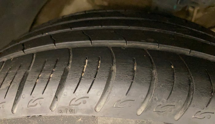2021 Mahindra XUV300 W8 (O) 1.2 PETROL AMT, Petrol, Automatic, 39,139 km, Right Front Tyre Tread